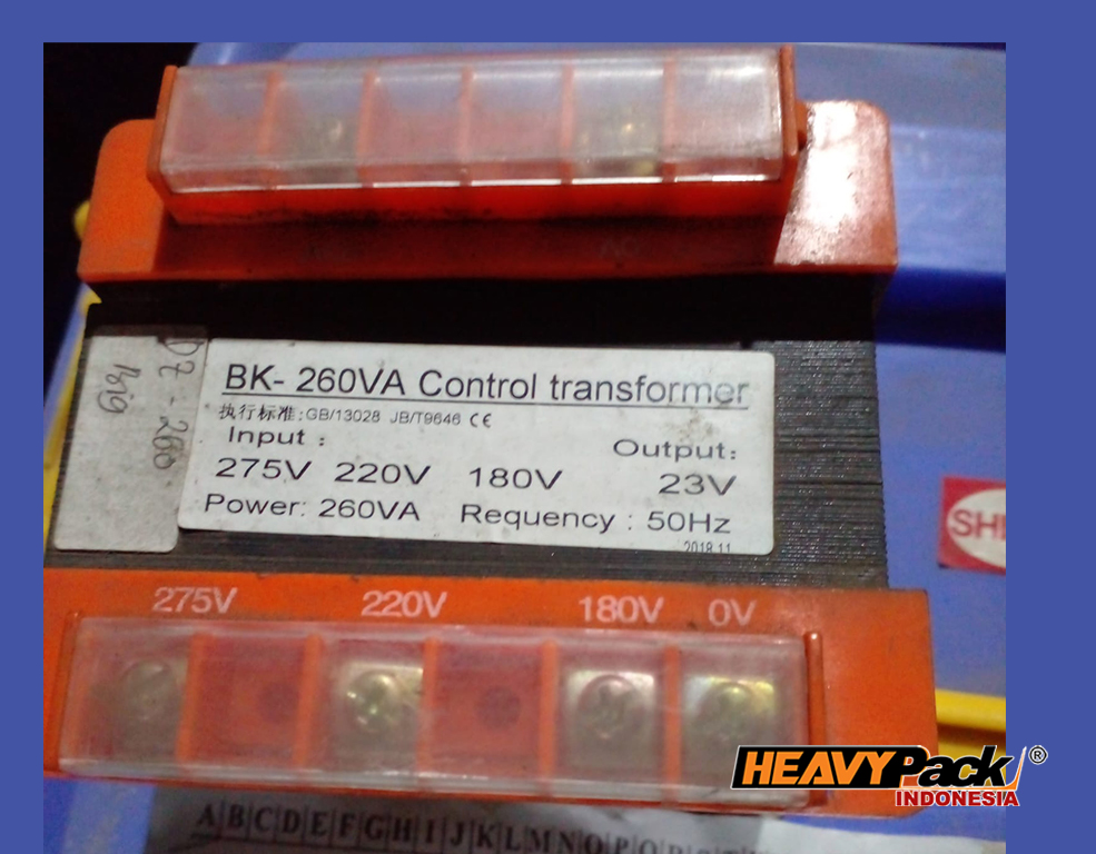 Transformer di mesin pengemas berfungsi untuk mengubah tegangan listrik (misalnya dari 220V ke 110V atau sebaliknya) agar sesuai dengan kebutuhan mesin.